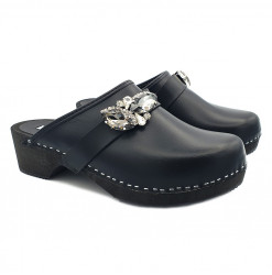 SCHWARZES HOLLÄNDISCHES MULE MIT SCHMUCK