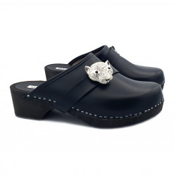 ZUECOS HOLANDESES DE CUERO NEGRO CON JOYA