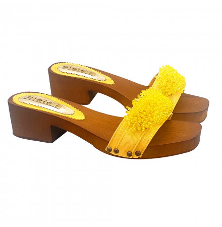 CLOGS MIT DOPPELTER GELBER BAND UND PERLEN