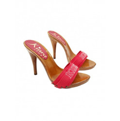 ROTE CLOGS MIT SCHRIFTZUG –...